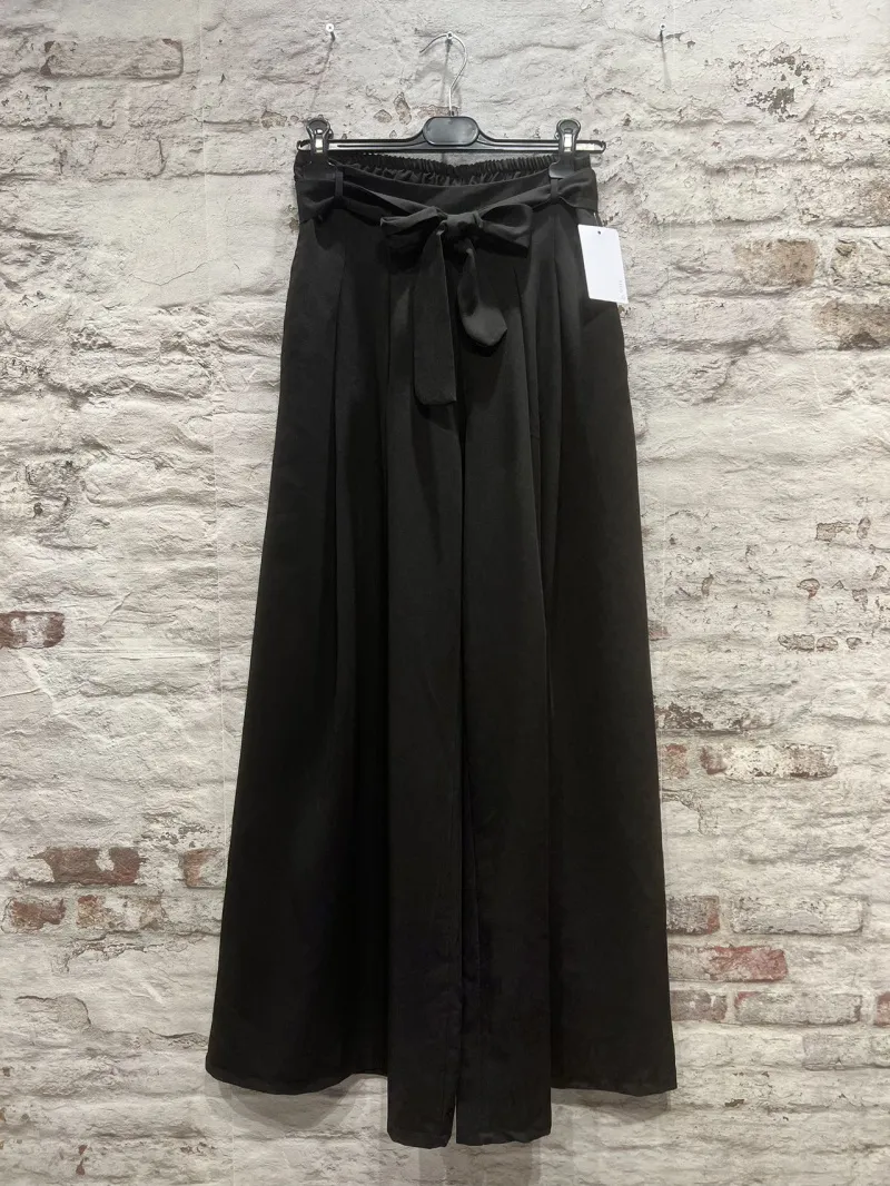 Schicke und fließende Hose mit Schleife